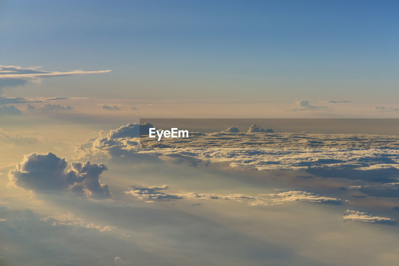 AERIAL VIEW OF CLOUDSCAPE AGAINST SKY