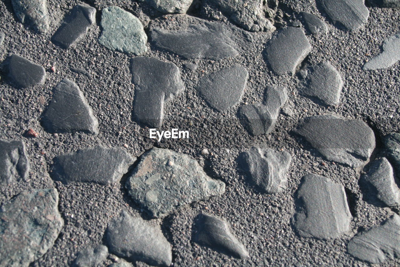 FULL FRAME SHOT OF STONES