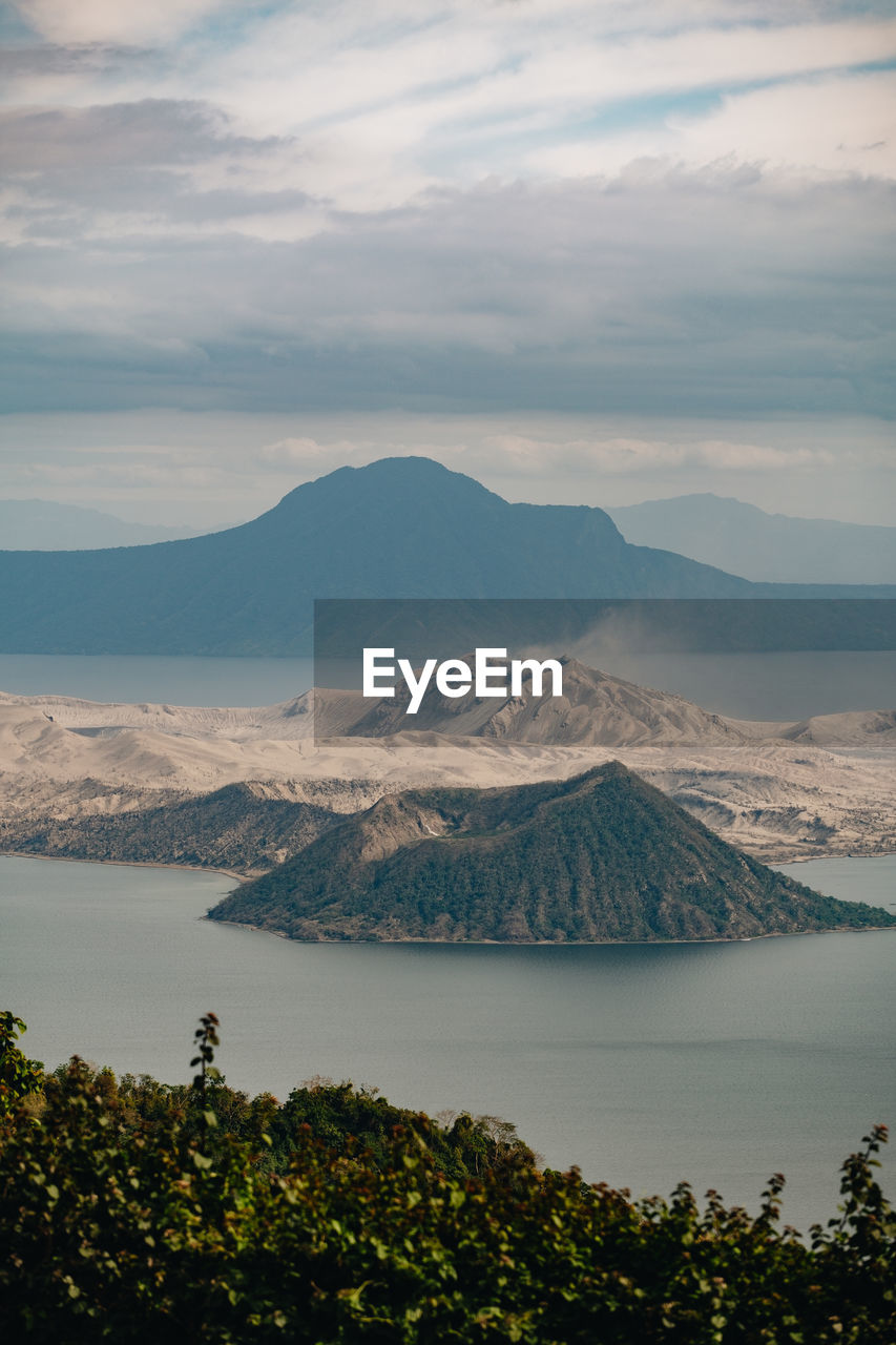 SCENIC VIEW OF LAKE BY MOUNTAIN AGAINST SKY