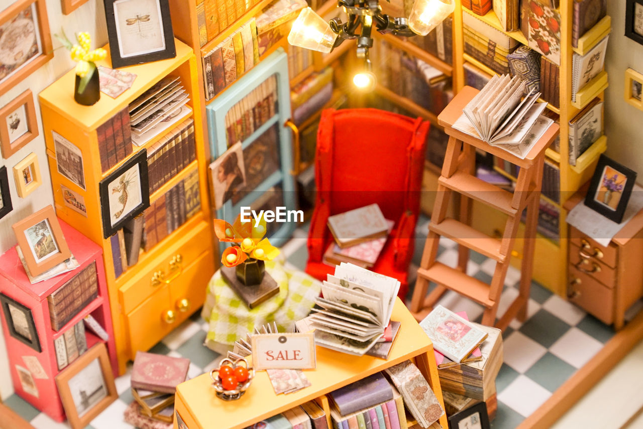 HIGH ANGLE VIEW OF BOOKS IN SHELF