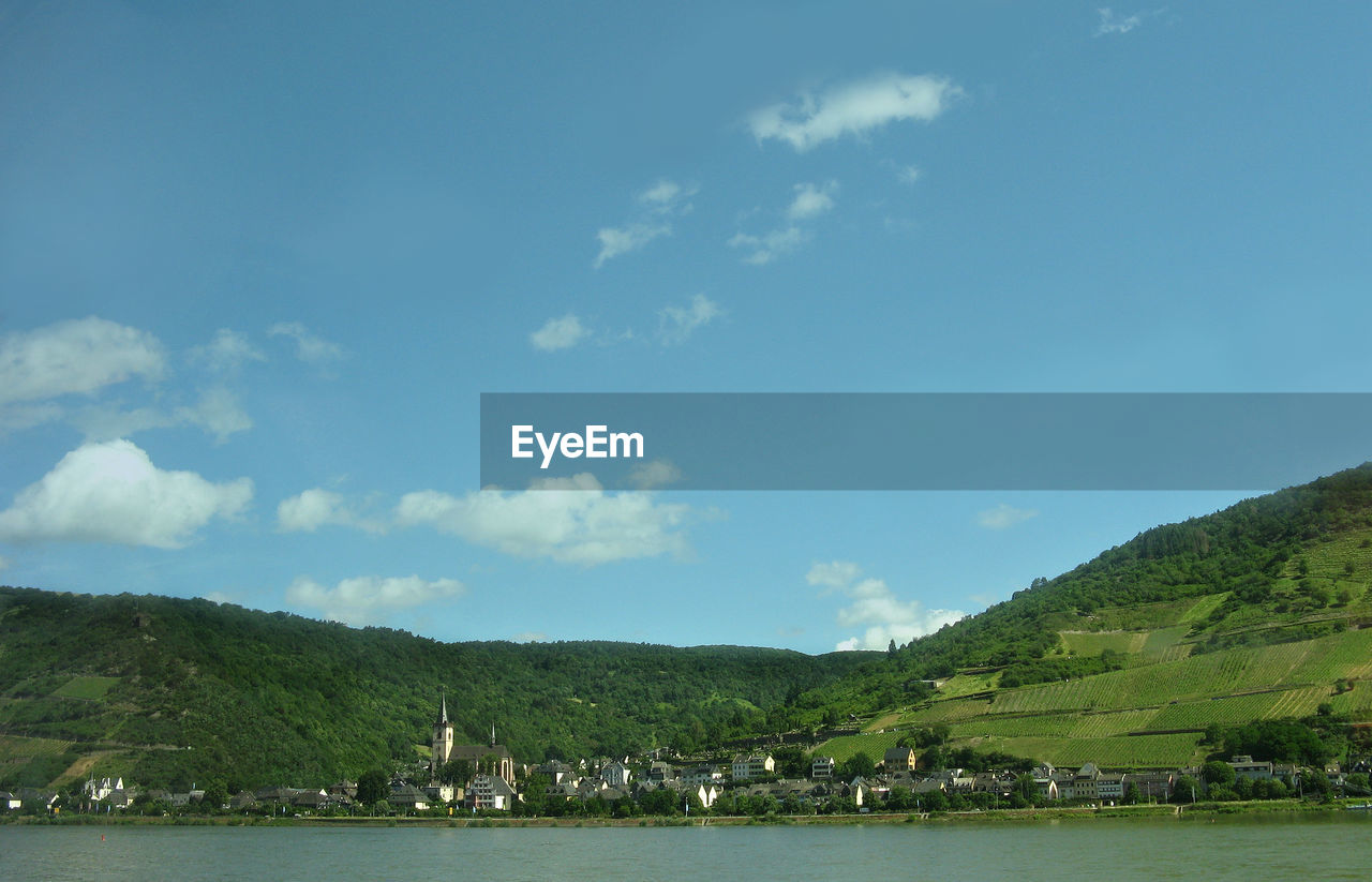 SCENIC VIEW OF SEA AND MOUNTAIN AGAINST SKY