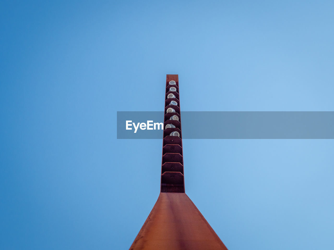 LOW ANGLE VIEW OF BUILDING AGAINST BLUE SKY