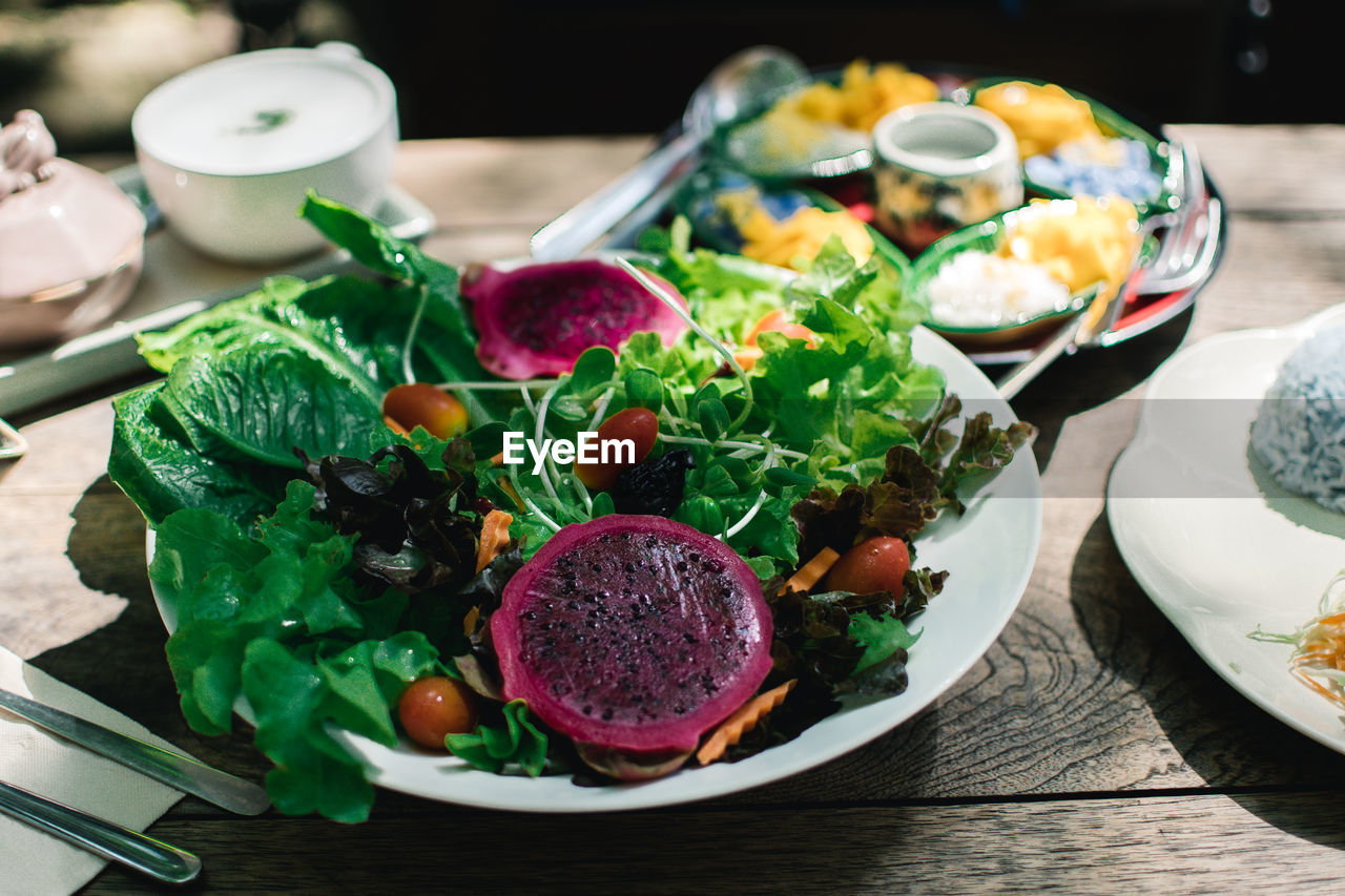 HIGH ANGLE VIEW OF CHOPPED FRUITS IN PLATE