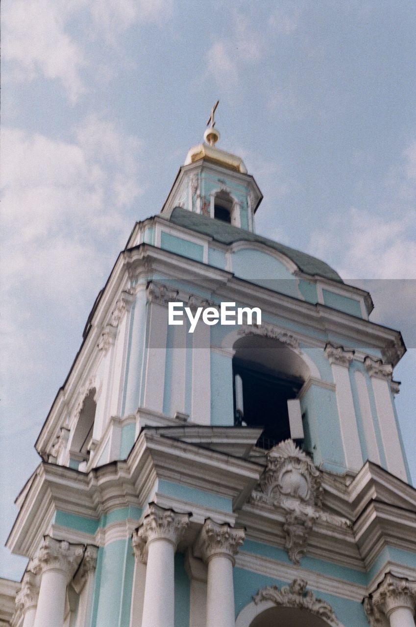 LOW ANGLE VIEW OF A BUILDING AGAINST SKY