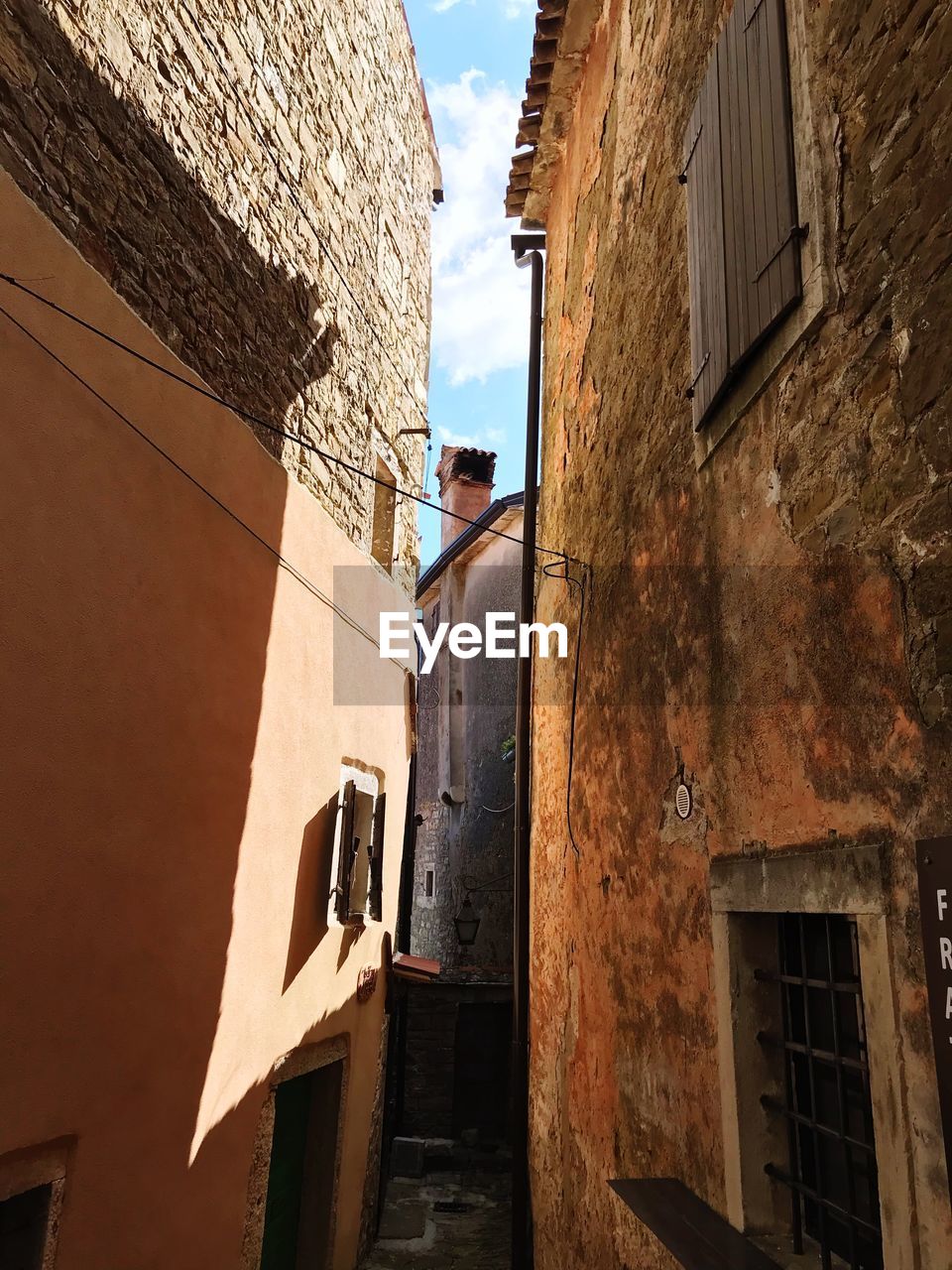 LOW ANGLE VIEW OF BUILDINGS IN CITY