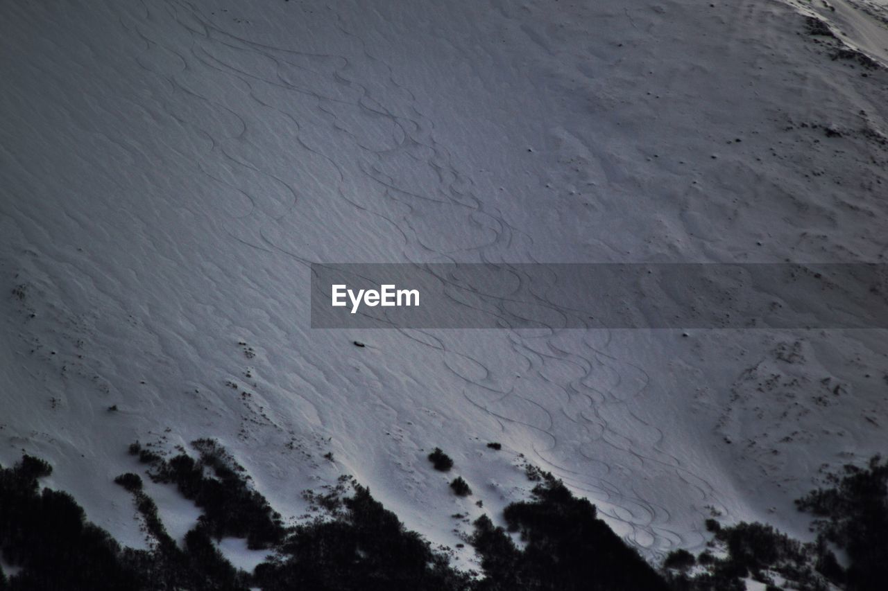 FULL FRAME SHOT OF SNOW COVERED MOUNTAIN