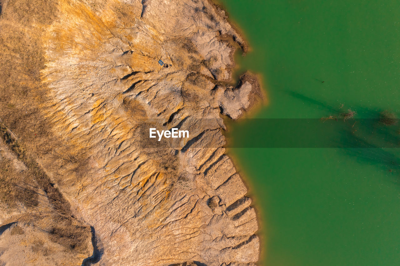 HIGH ANGLE VIEW OF SNAKE ON ROCK