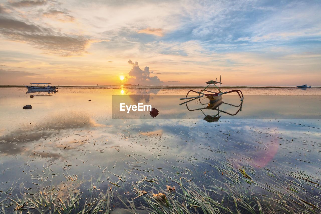 SCENIC VIEW OF SEA AGAINST SUNSET SKY