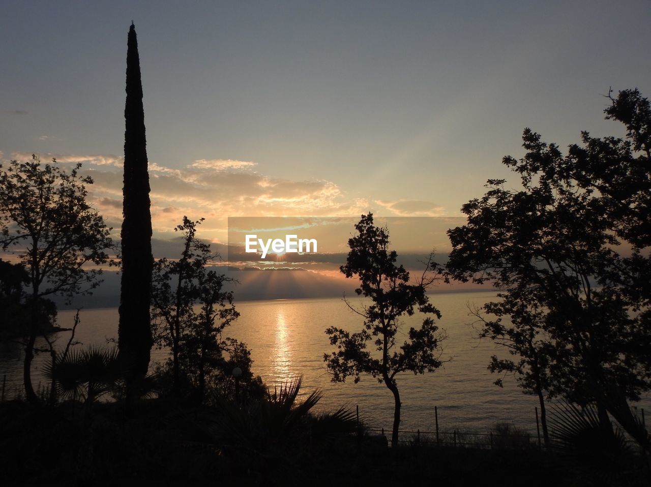 SCENIC VIEW OF SEA AGAINST SKY AT SUNSET