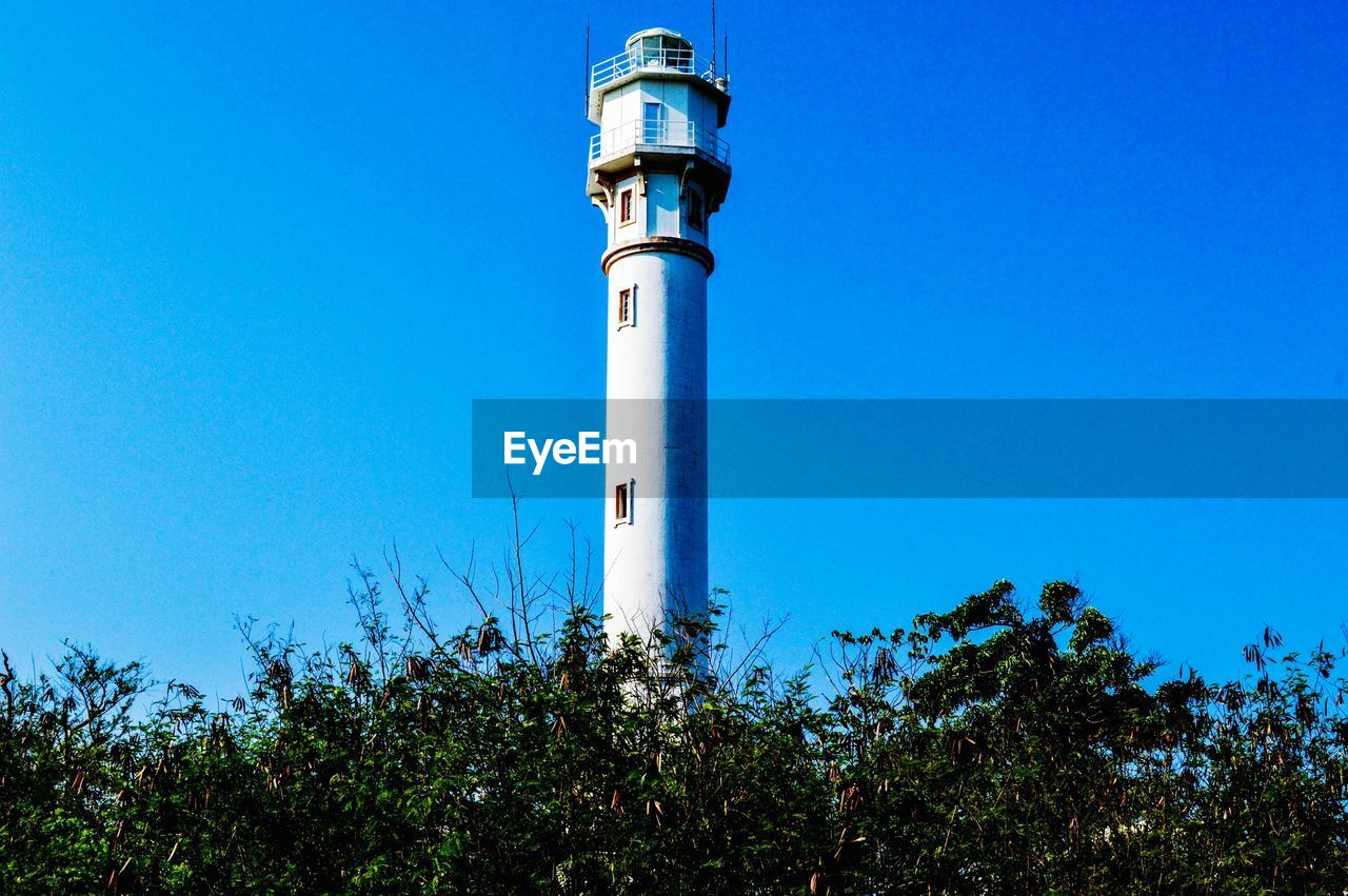 LOW ANGLE VIEW OF LIGHTHOUSE AGAINST CLEAR SKY