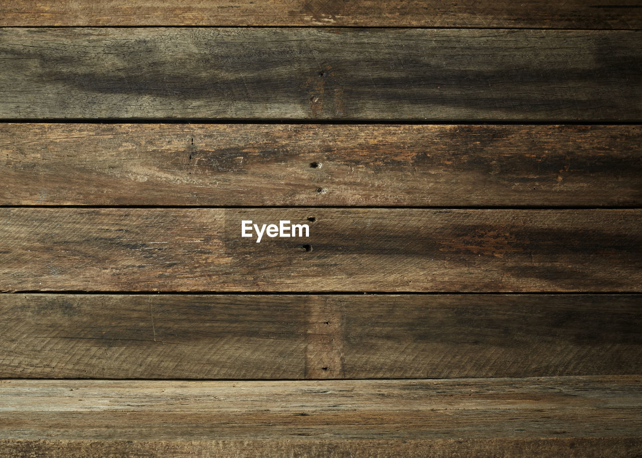 FULL FRAME SHOT OF WEATHERED WOODEN FLOOR