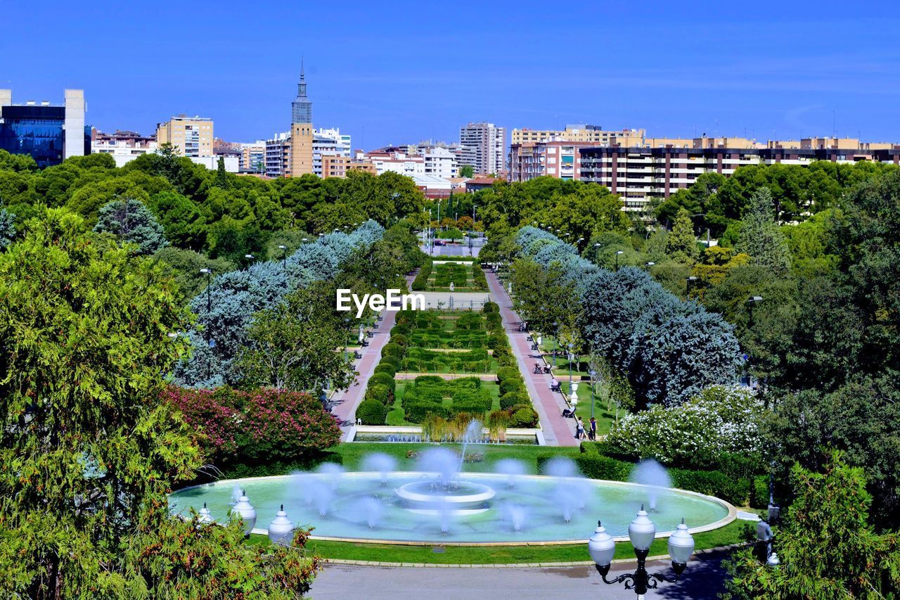 HIGH ANGLE VIEW OF BUILDINGS IN PARK