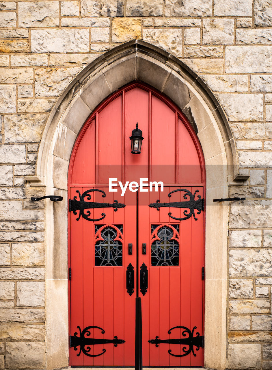 Southminster presbyterian church in mt lebanon, pennsylvania, with its red door.