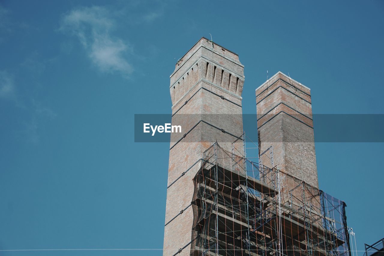 LOW ANGLE VIEW OF HISTORIC BUILDING AGAINST SKY