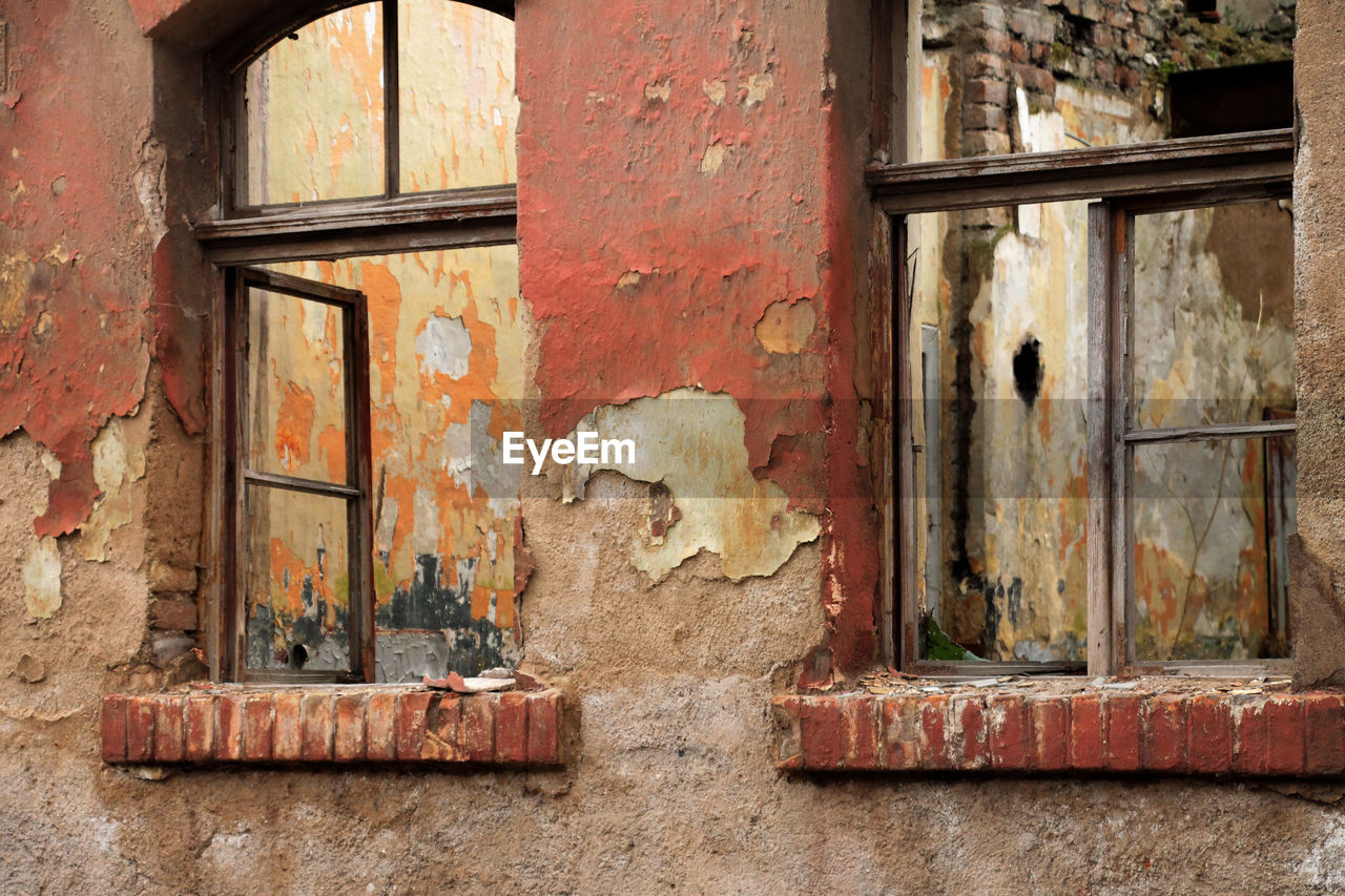 OLD RUSTY DOOR