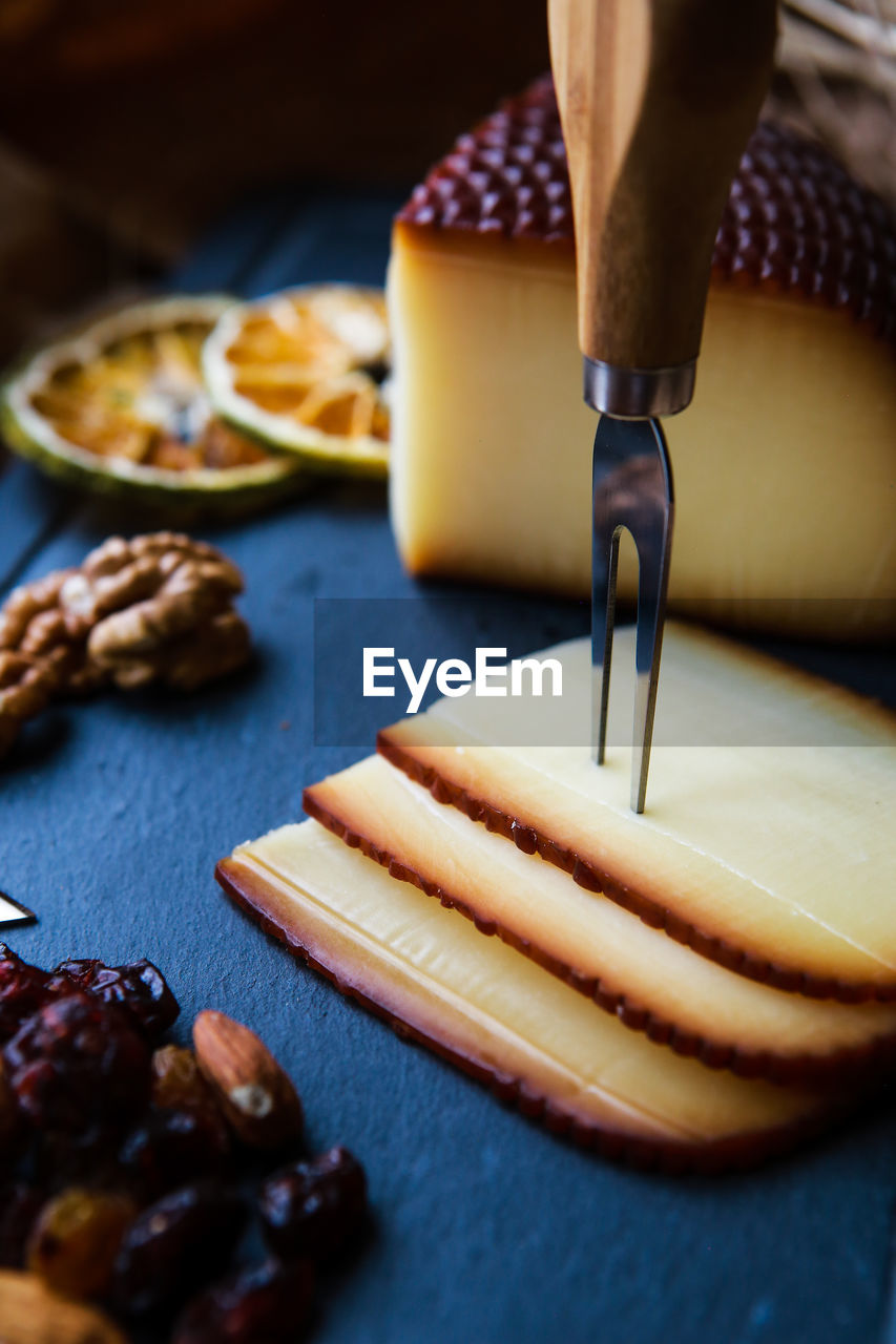 CLOSE-UP OF BREAD AND CUTTING BOARD ON TABLE