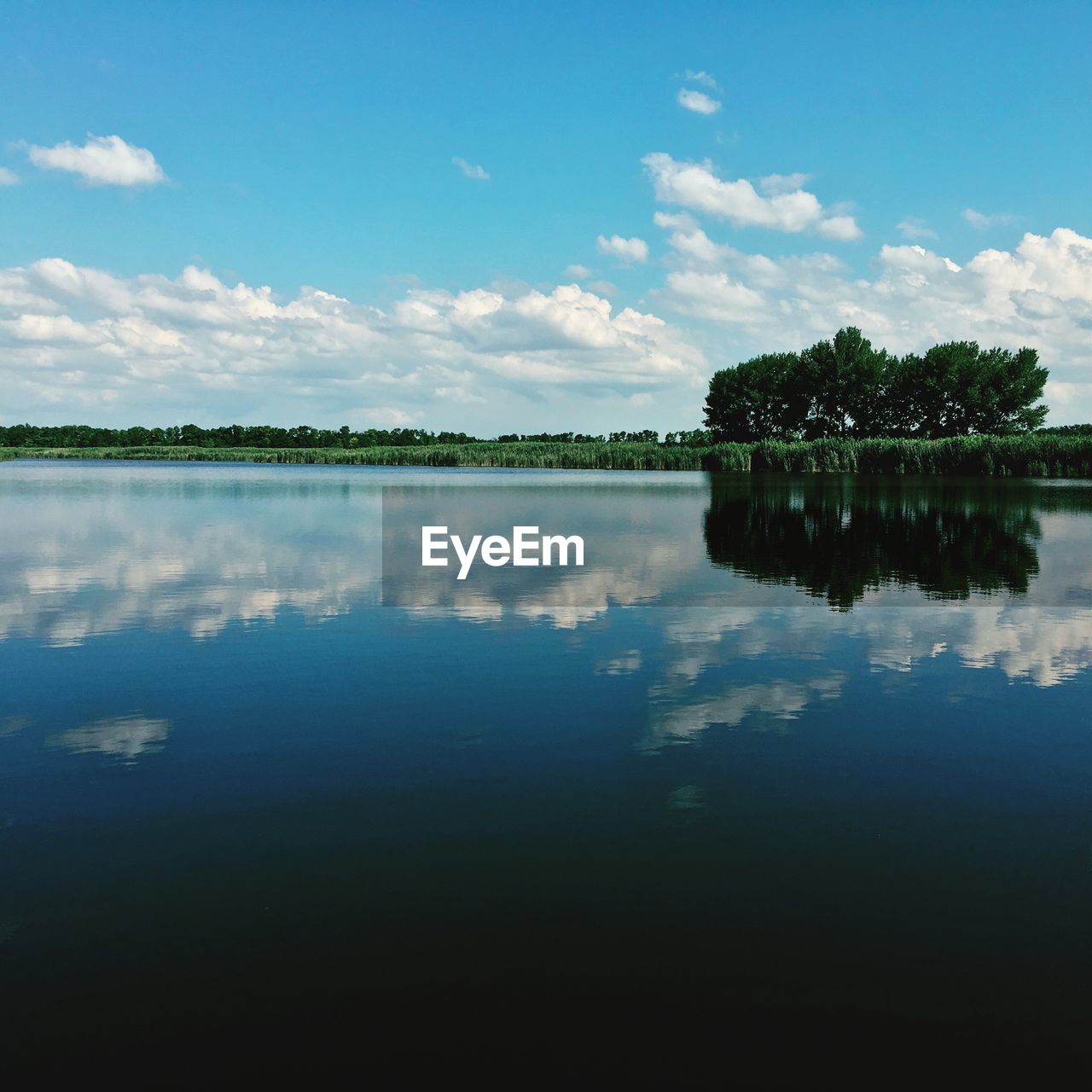 IDYLLIC SHOT OF LAKE AGAINST SKY