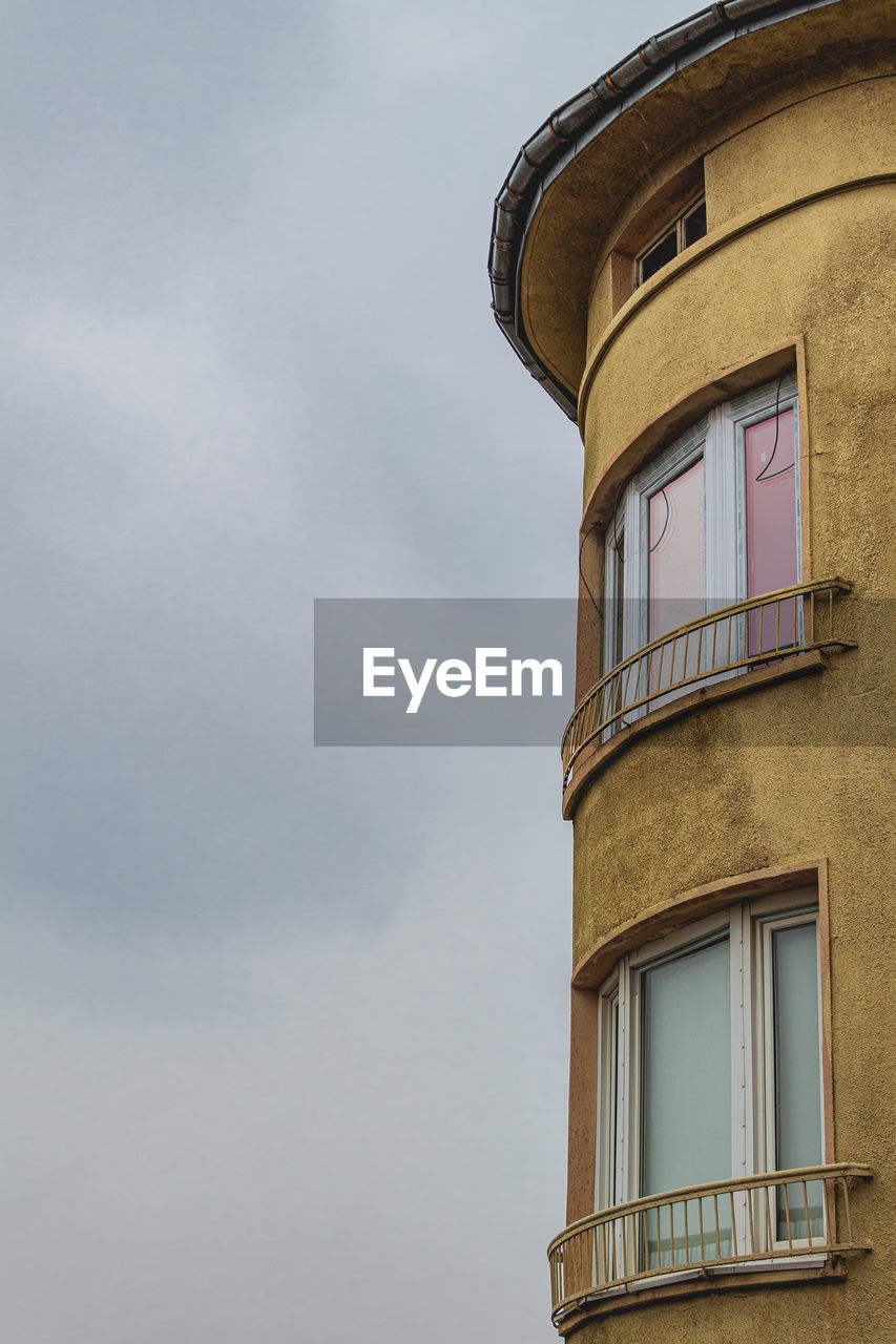 LOW ANGLE VIEW OF HOUSE AGAINST SKY