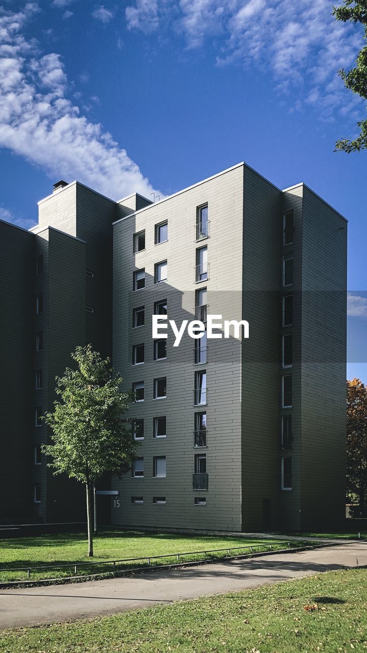 VIEW OF RESIDENTIAL BUILDINGS AGAINST SKY