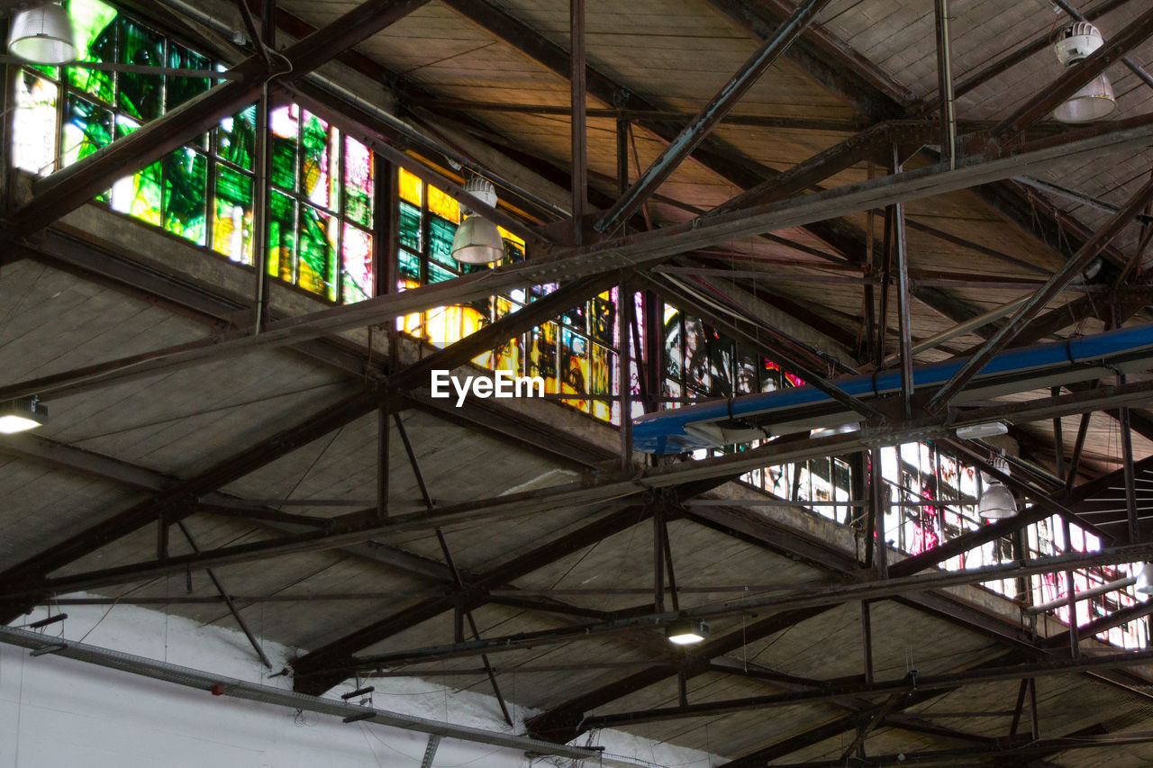 LOW ANGLE VIEW OF CEILING OF BUILDING