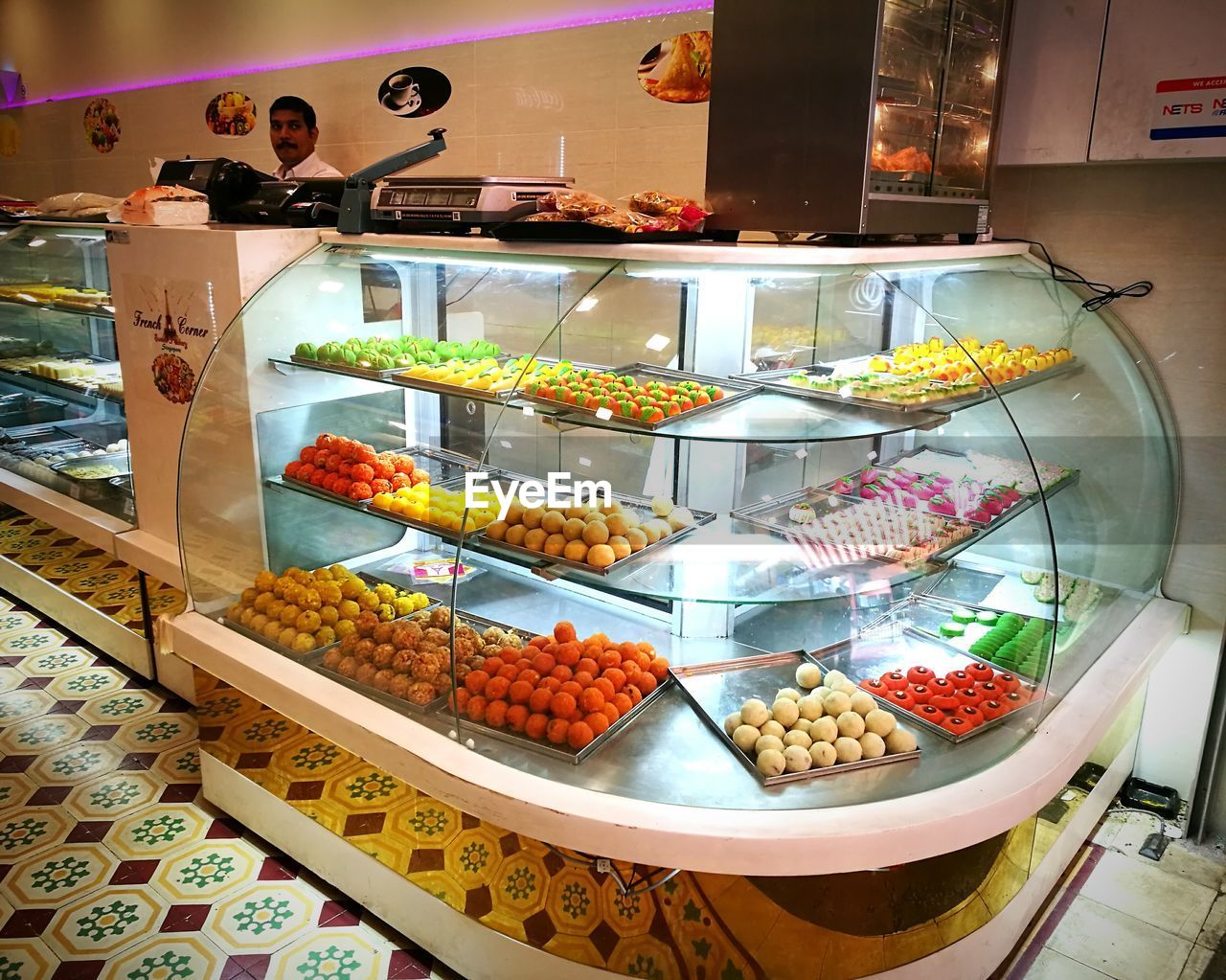 HIGH ANGLE VIEW OF FRUITS IN GLASS