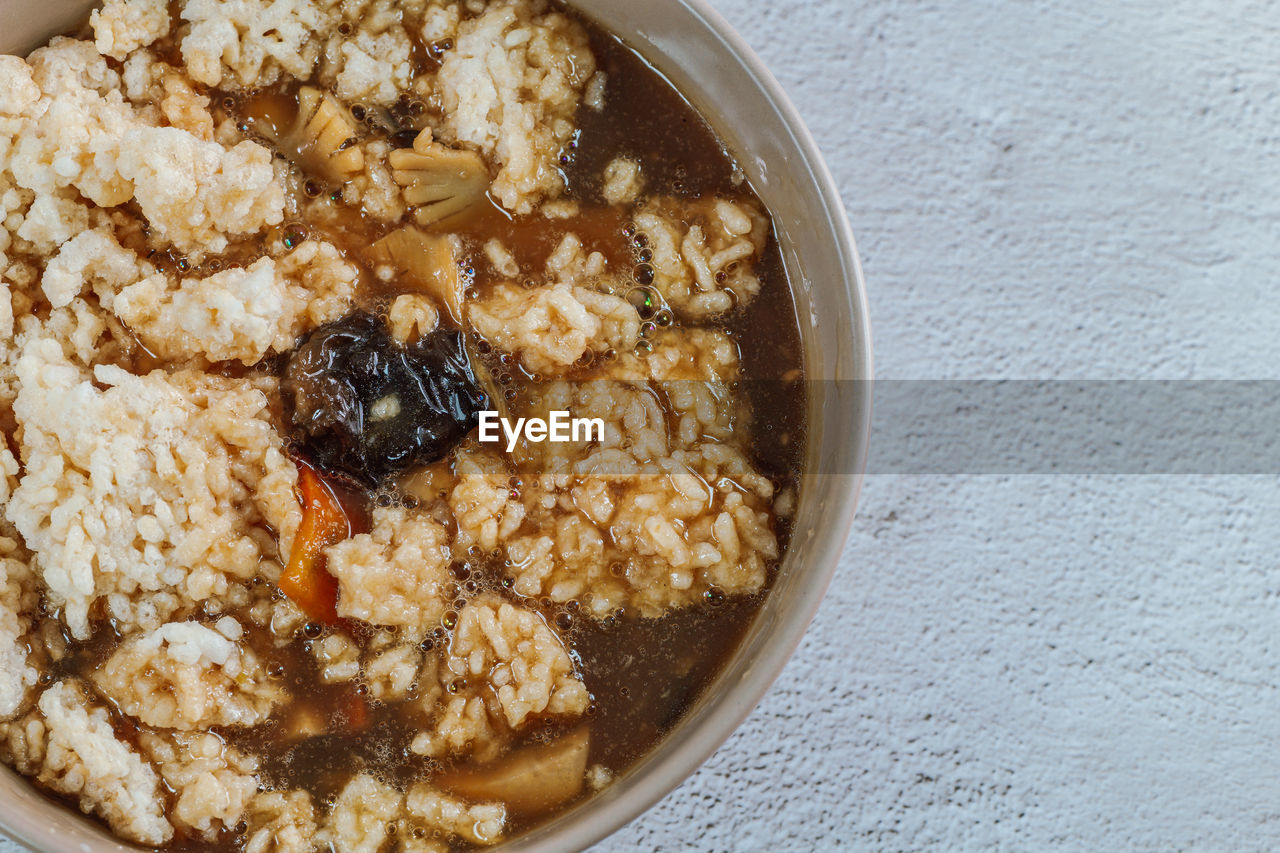 HIGH ANGLE VIEW OF BREAKFAST SERVED IN BOWL