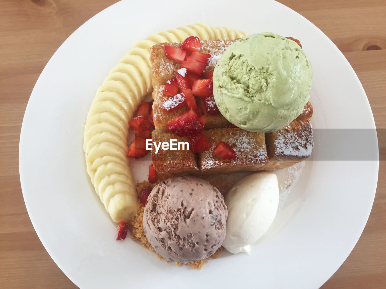 HIGH ANGLE VIEW OF ICE CREAM IN PLATE