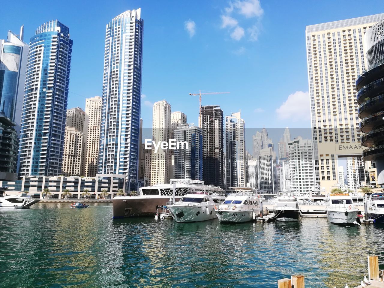 VIEW OF MODERN BUILDINGS IN MARINA