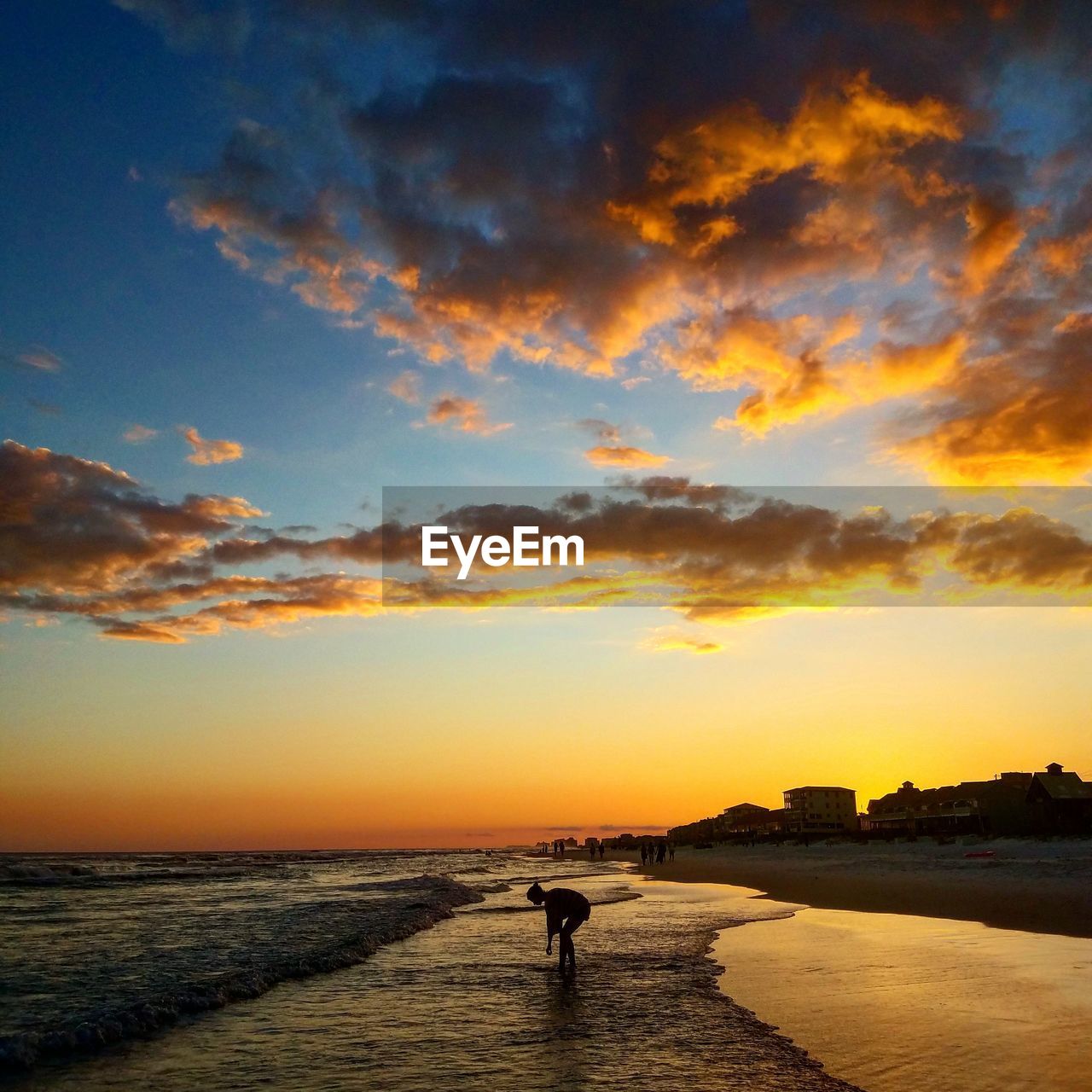 SILHOUETTE PEOPLE STANDING AT BEACH AGAINST SKY DURING SUNSET