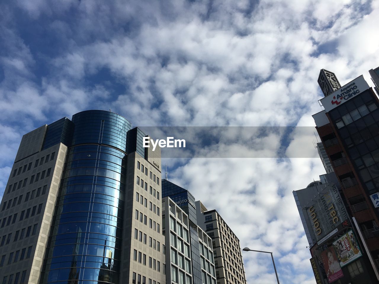 LOW ANGLE VIEW OF SKYSCRAPERS AGAINST SKY IN CITY