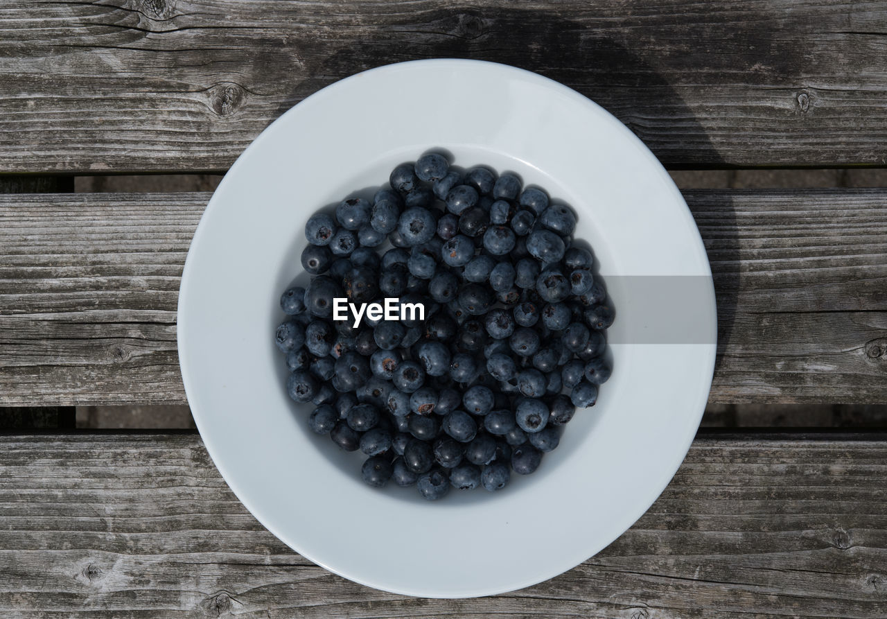 DIRECTLY ABOVE SHOT OF FRUITS IN BOWL