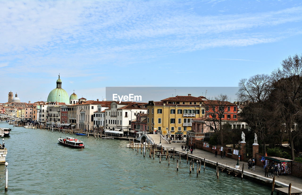 CANAL BY BUILDINGS IN CITY AGAINST SKY