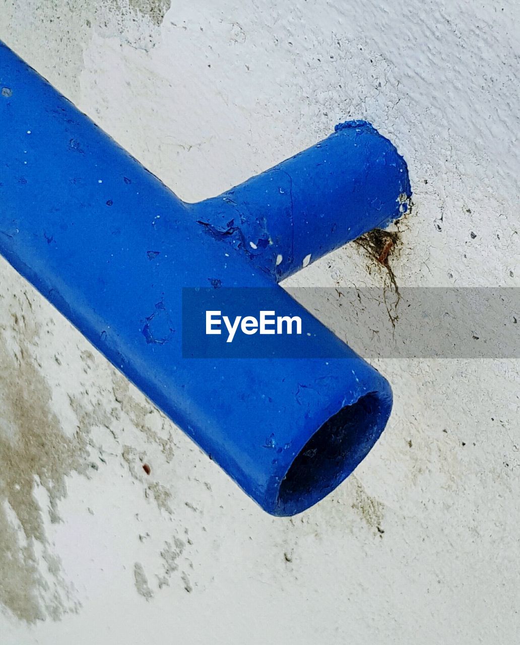 CLOSE-UP HIGH ANGLE VIEW OF BLUE AND WALL