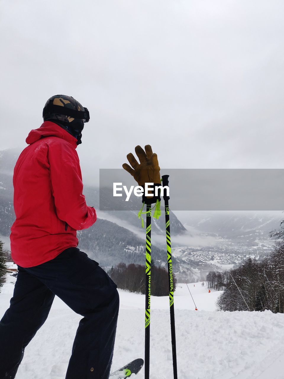 REAR VIEW OF MAN STANDING ON SNOW COVERED MOUNTAIN