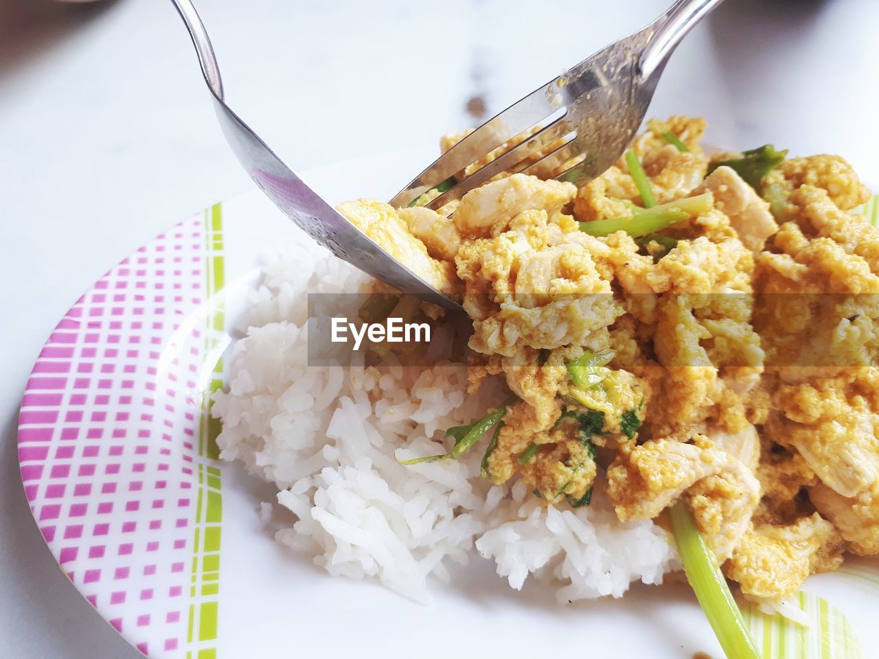 CLOSE-UP OF RICE IN PLATE