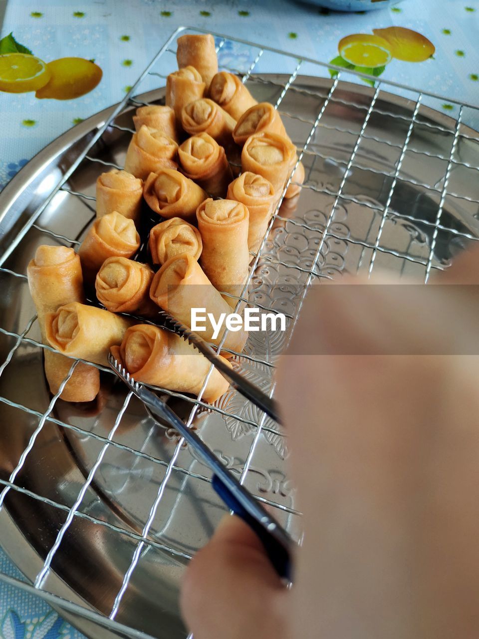 HIGH ANGLE VIEW OF PERSON PREPARING FOOD AT TABLE