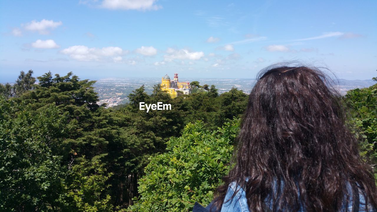 REAR VIEW OF WOMAN AGAINST SKY