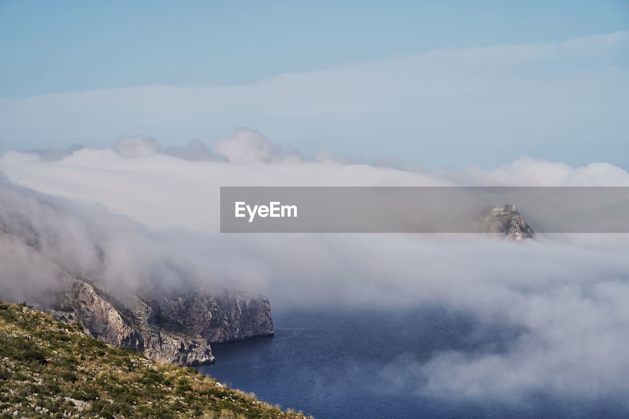 SCENIC VIEW OF SEA BY MOUNTAINS AGAINST SKY