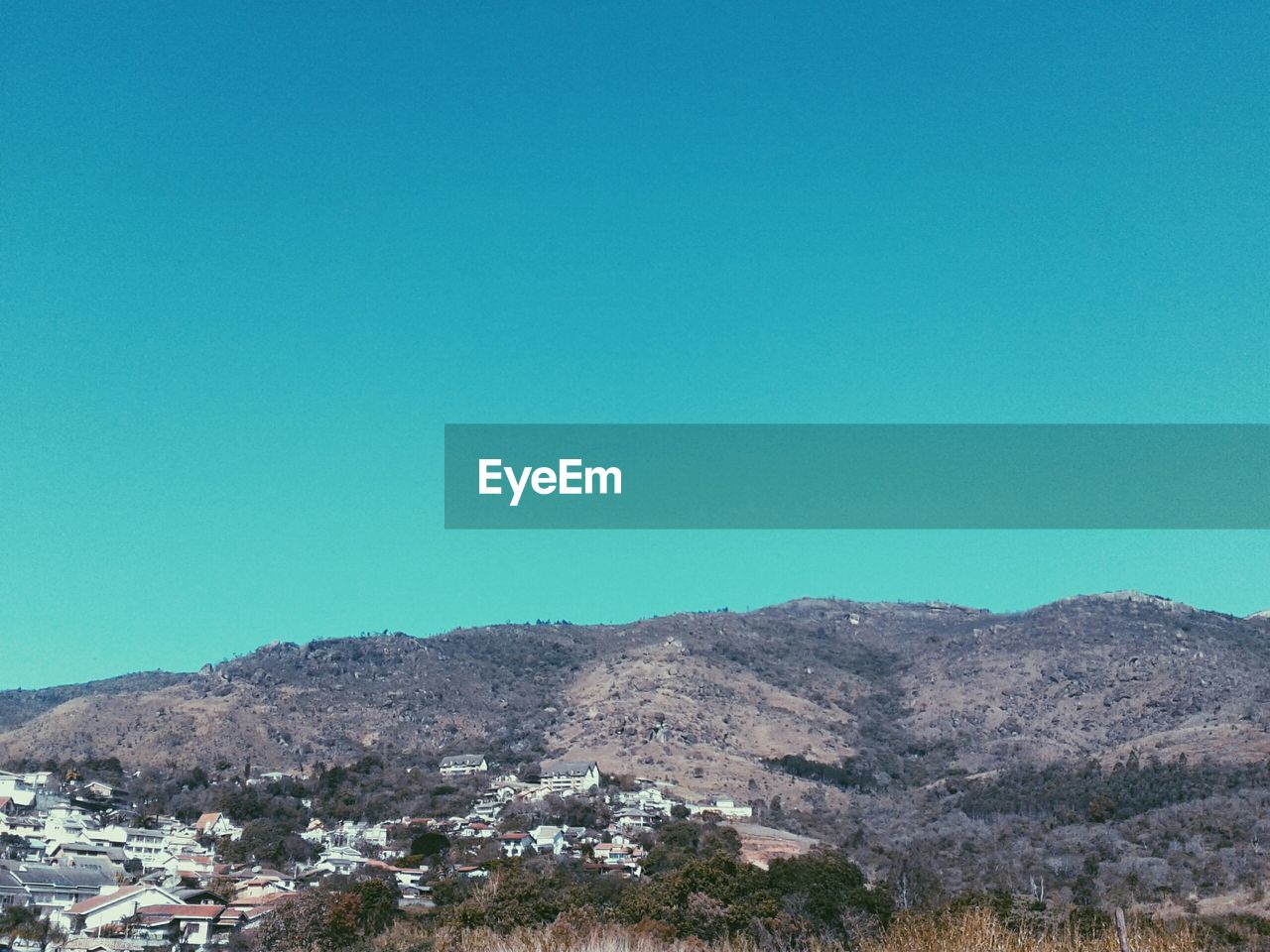 VIEW OF MOUNTAIN RANGE AGAINST CLEAR BLUE SKY