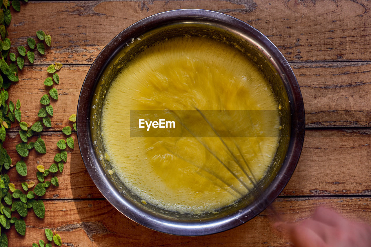 HIGH ANGLE VIEW OF DRINK IN BOWL ON TABLE