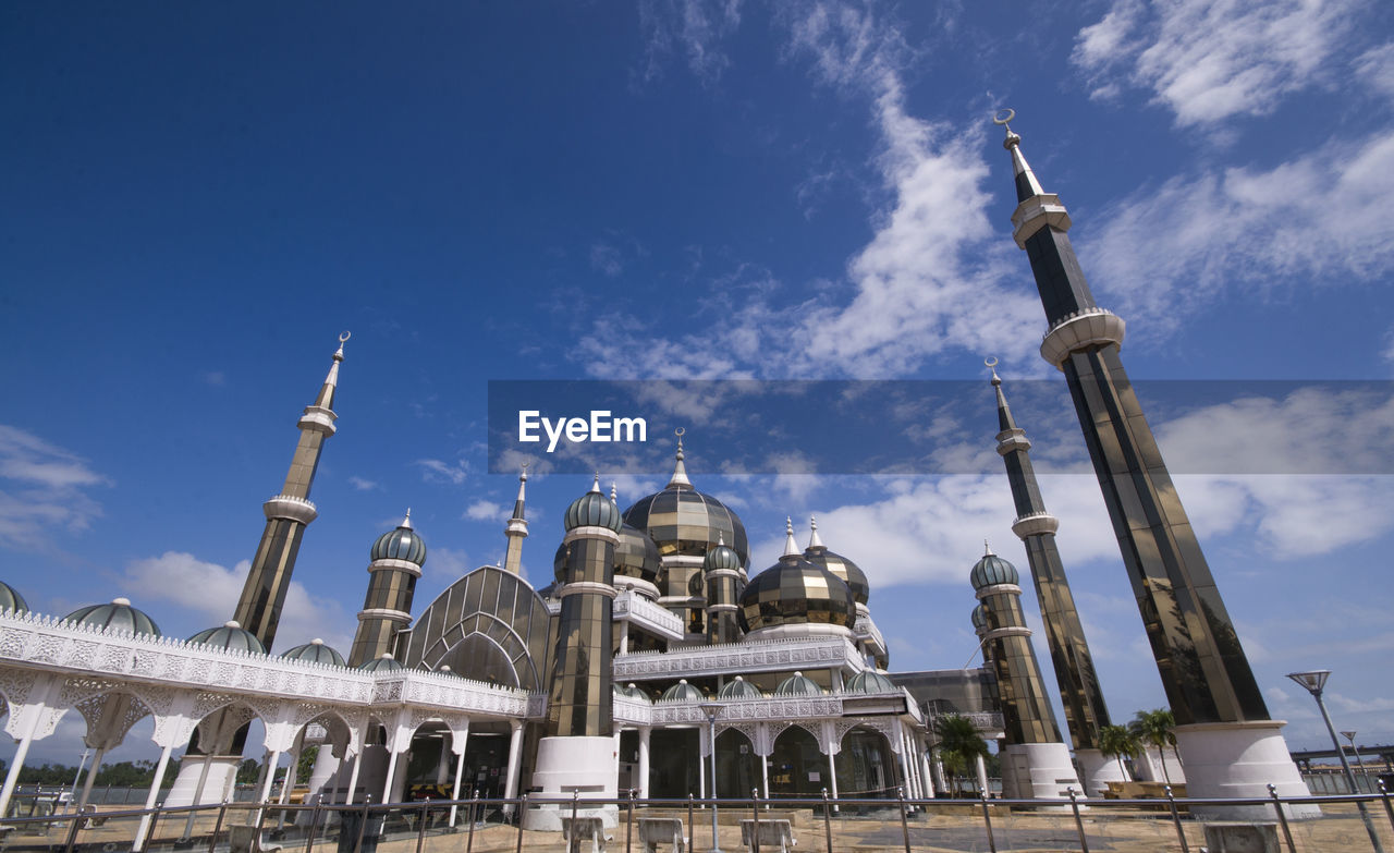 LOW ANGLE VIEW OF BUILDING AGAINST CLOUDY SKY