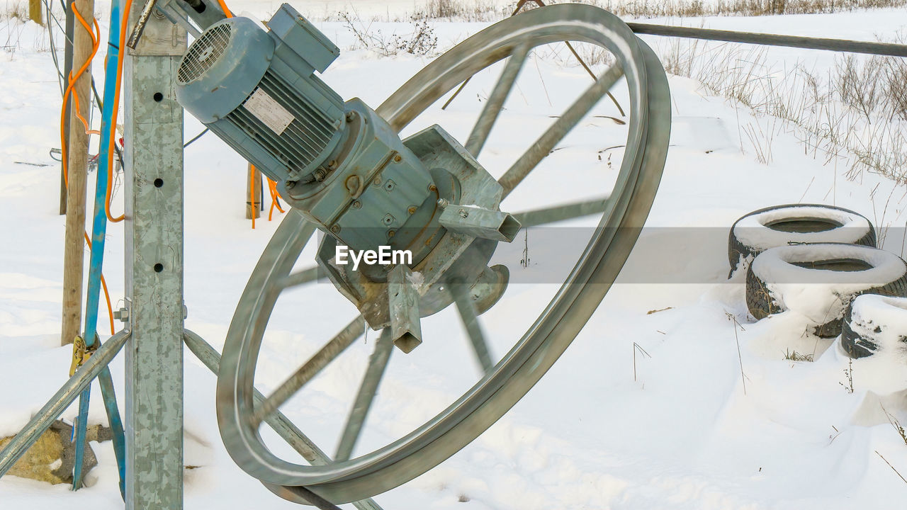 HIGH ANGLE VIEW OF BICYCLE WHEEL DURING WINTER