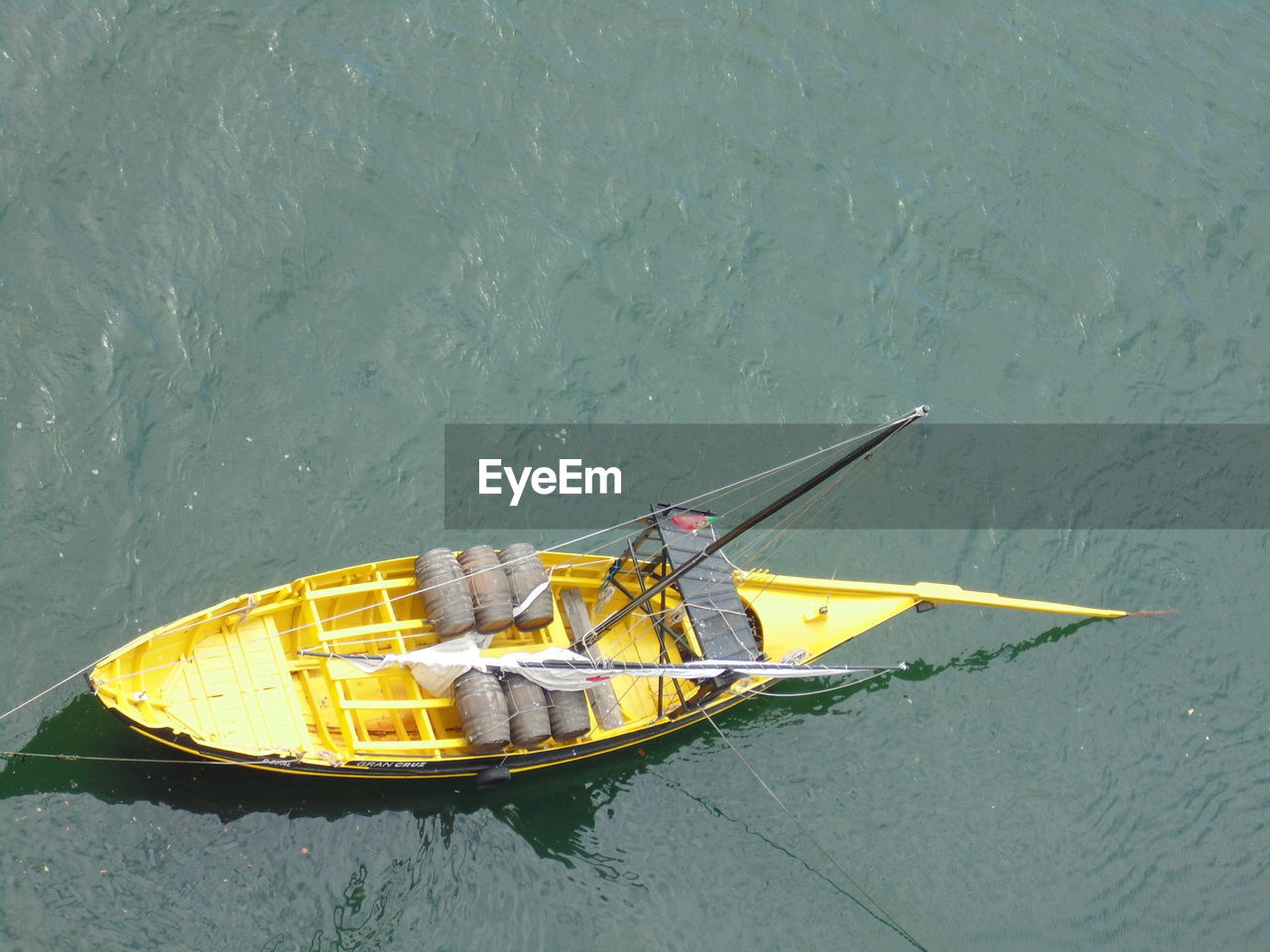 HIGH ANGLE VIEW OF TRADITIONAL BOAT MOORED IN LAKE