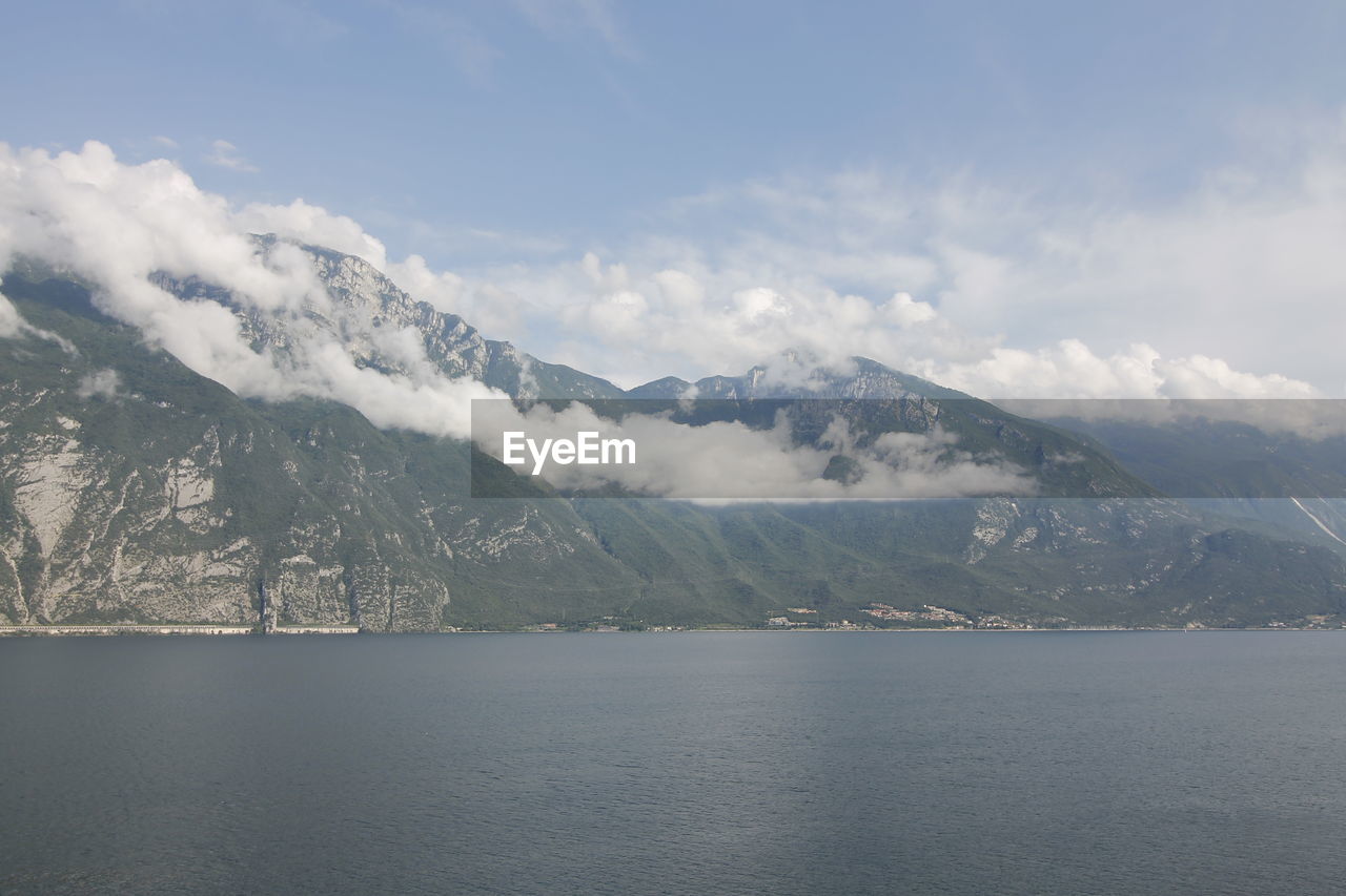 SCENIC VIEW OF SEA BY MOUNTAINS AGAINST SKY