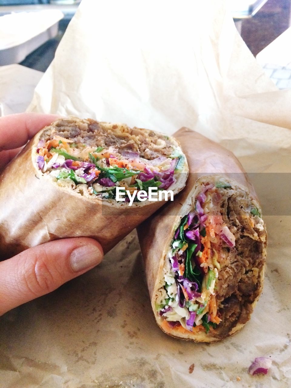 CROPPED IMAGE OF HAND HOLDING FOOD