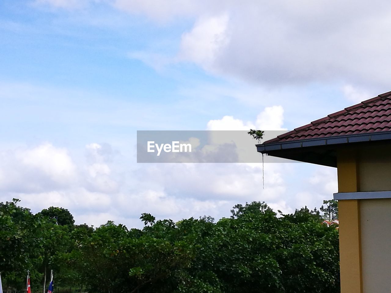 LOW ANGLE VIEW OF HOUSE AGAINST SKY