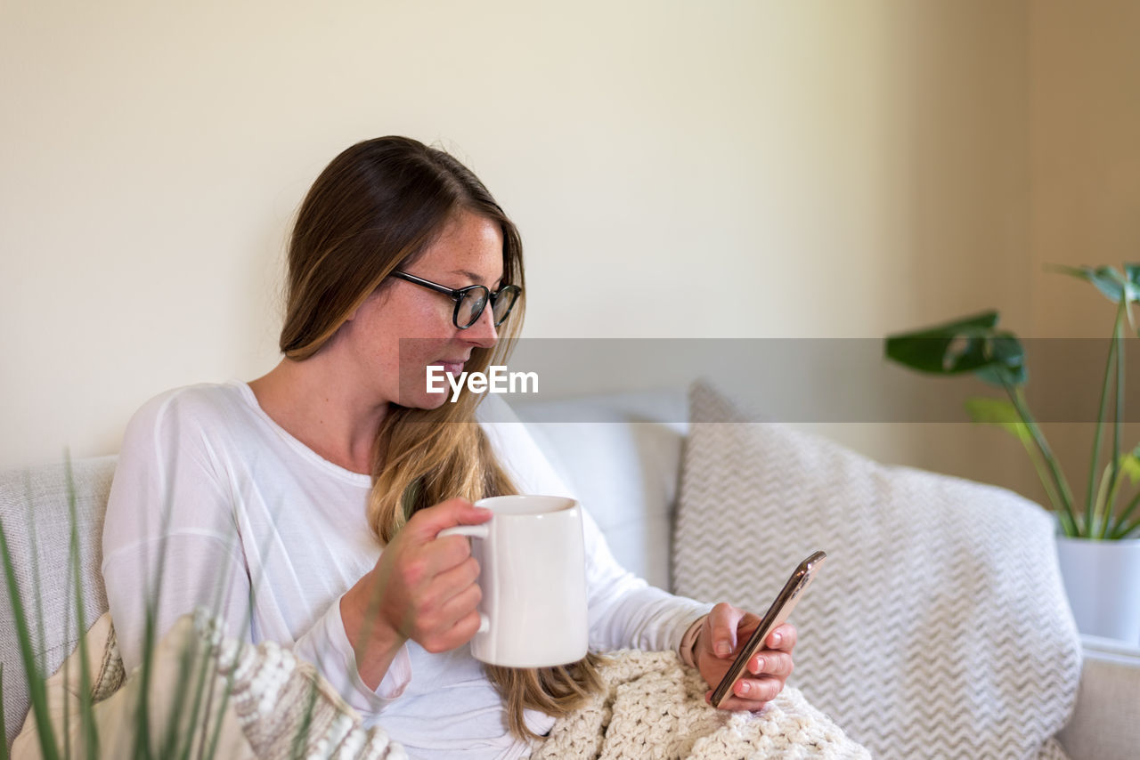 YOUNG WOMAN DRINKING COFFEE