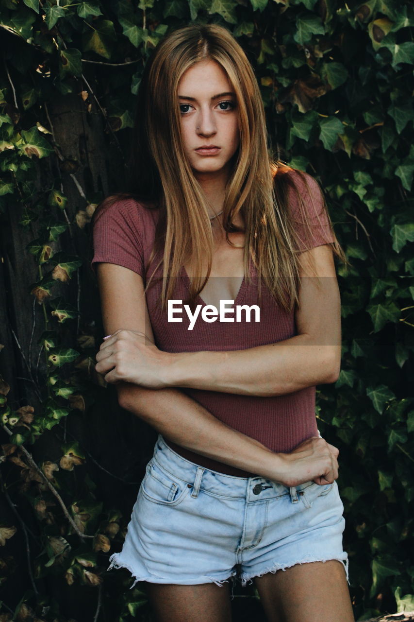 PORTRAIT OF BEAUTIFUL YOUNG WOMAN IN PARK