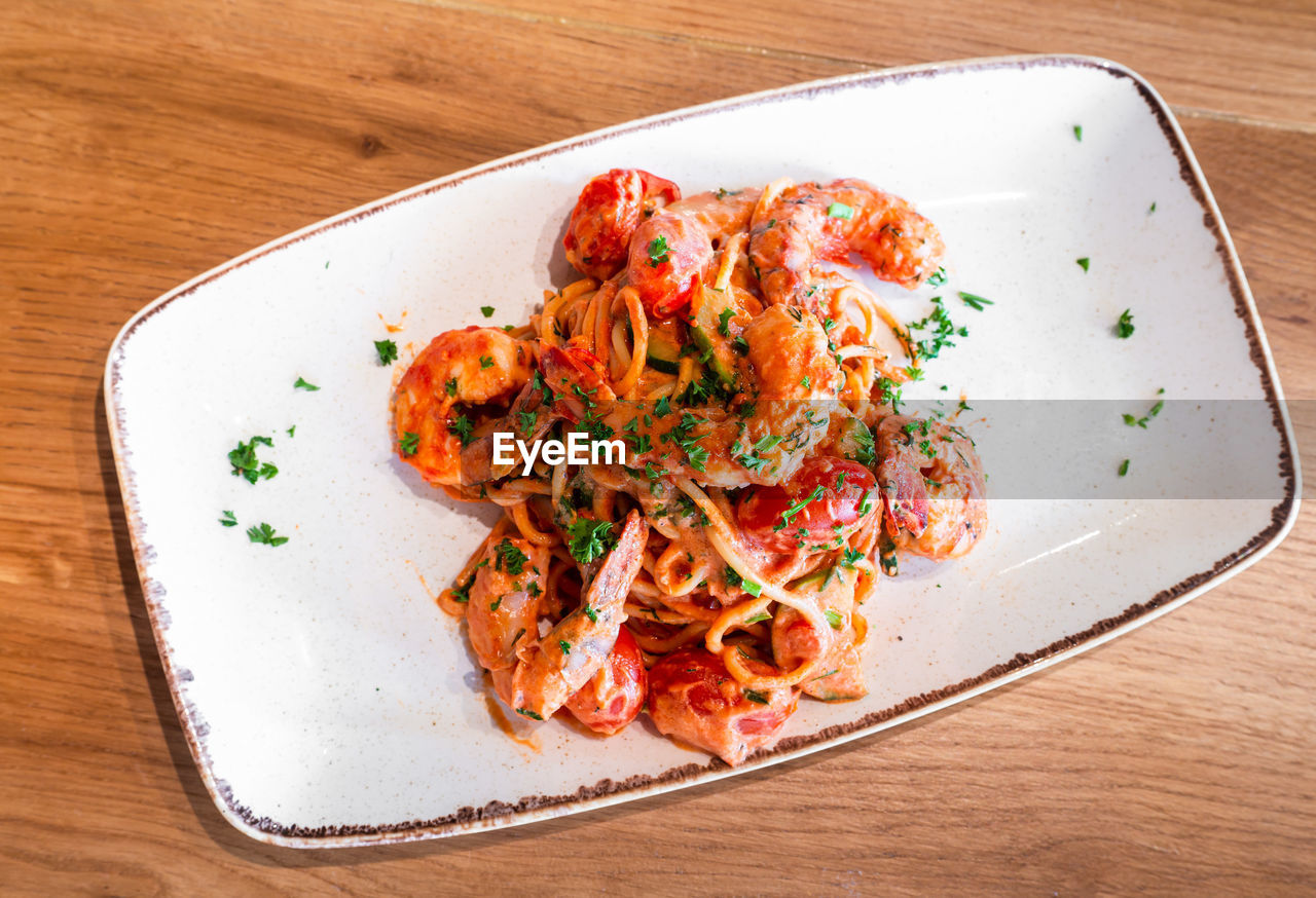 HIGH ANGLE VIEW OF FOOD IN PLATE