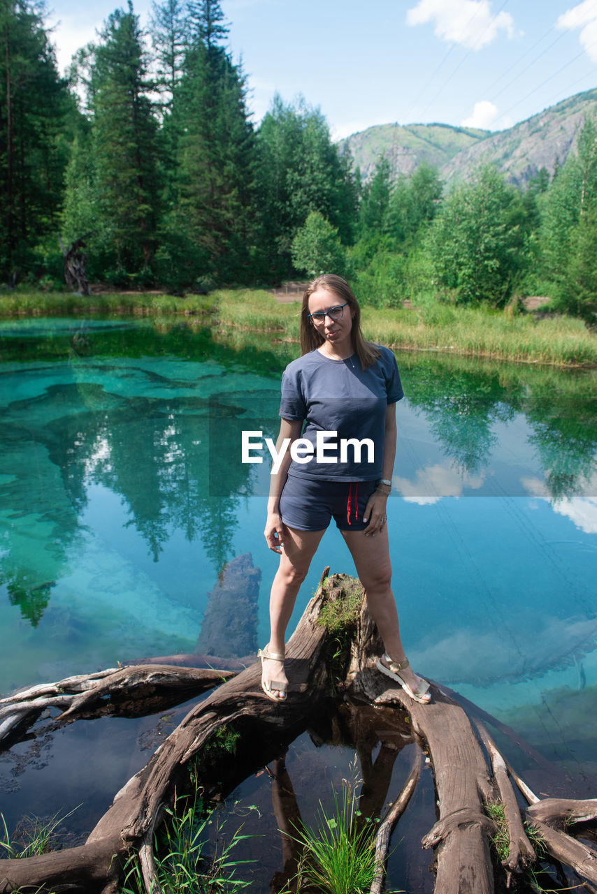 FULL LENGTH OF YOUNG WOMAN IN LAKE